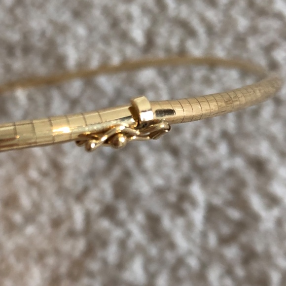 GOLD OMEGA NECKLACE - Picture 6 of 13